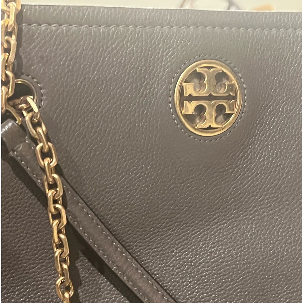ToryBurch tote bag purse. Good condition with gold emblem& chain on handles